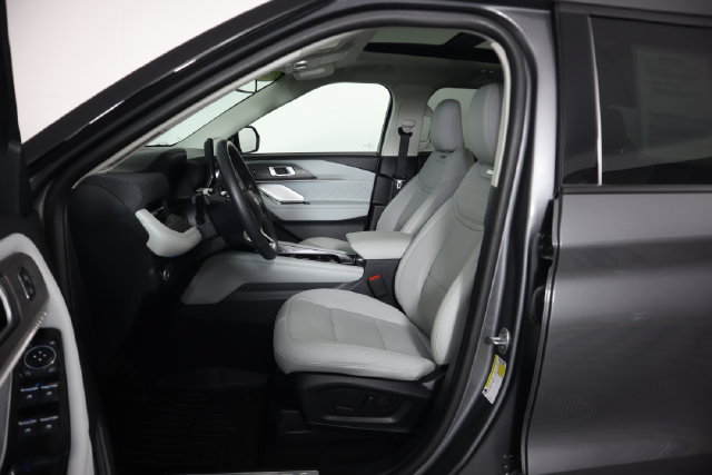 Certified 2025 Ford Explorer Platinum w/ Ultimate Package AWD/4WD image 32