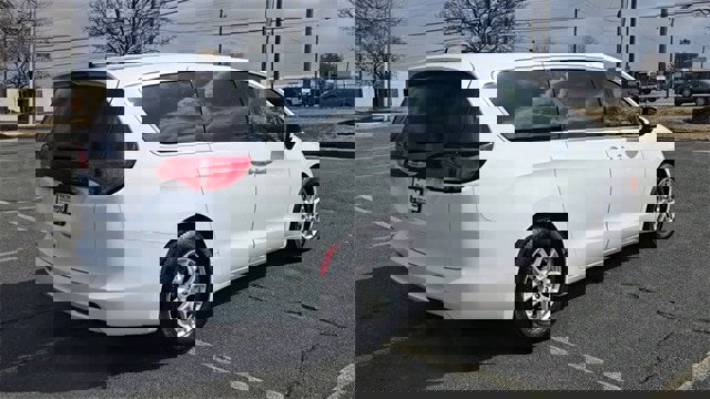 Used 2022 Chrysler Voyager LX image 6