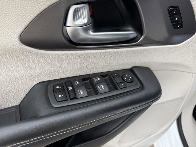 Used 2024 Chrysler Pacifica Limited FWD image 15
