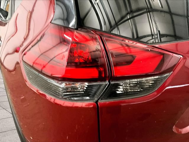 Used 2018 Nissan Rogue SV AWD/4WD image 28