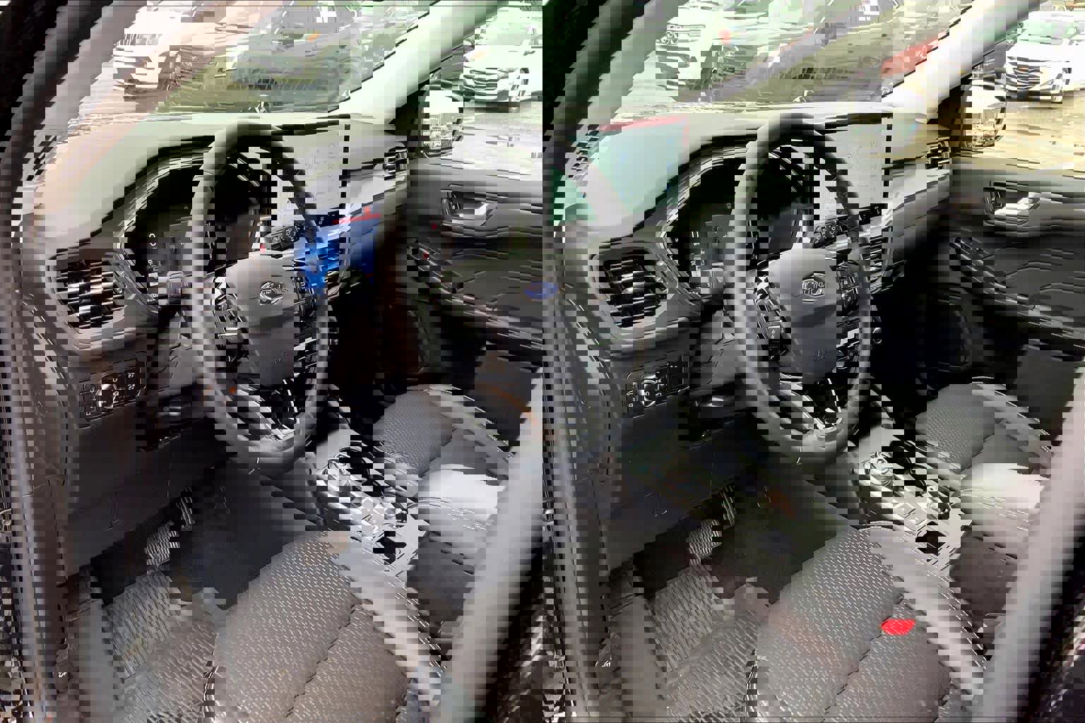 Certified 2025 Ford Escape SE image 17