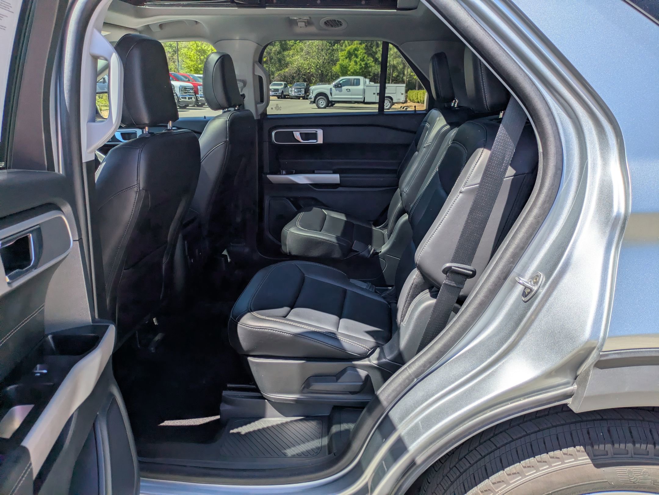 Certified 2024 Ford Explorer XLT w/ Equipment Group 202A AWD/4WD image 30