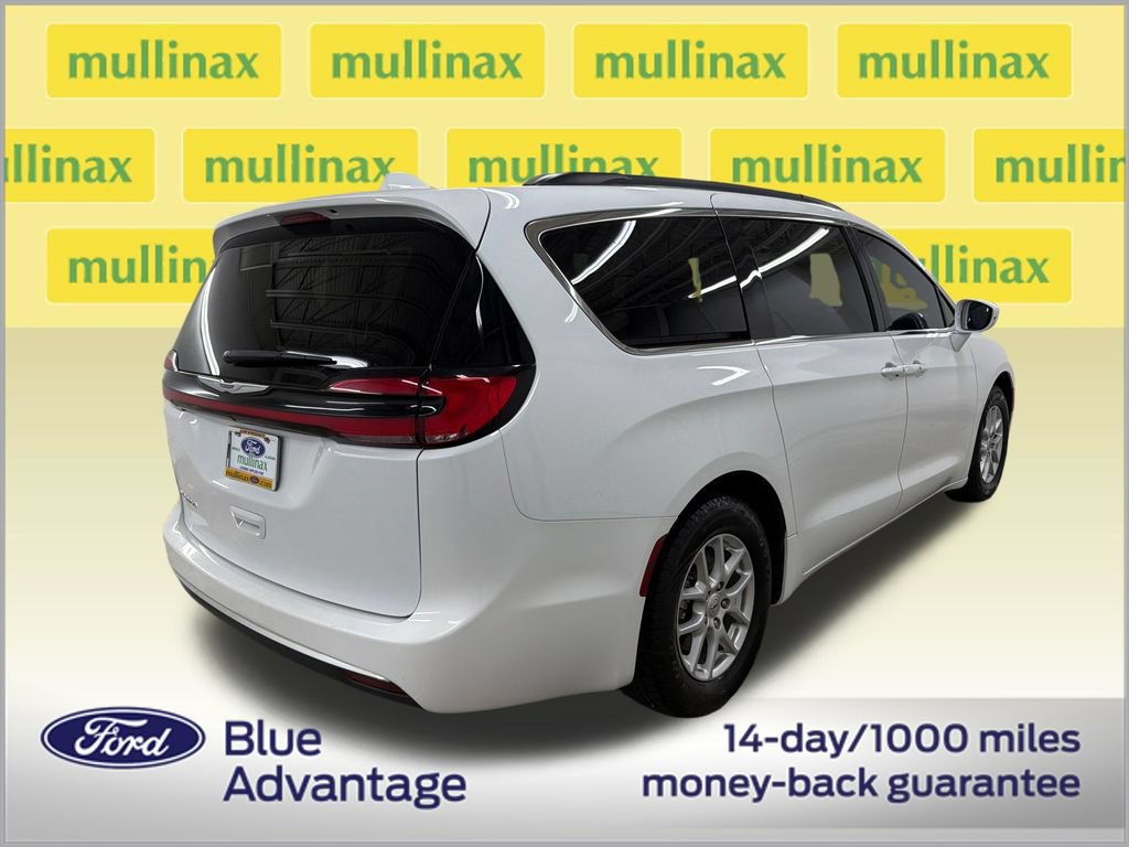 Used 2022 Chrysler Pacifica Touring-L FWD image 3