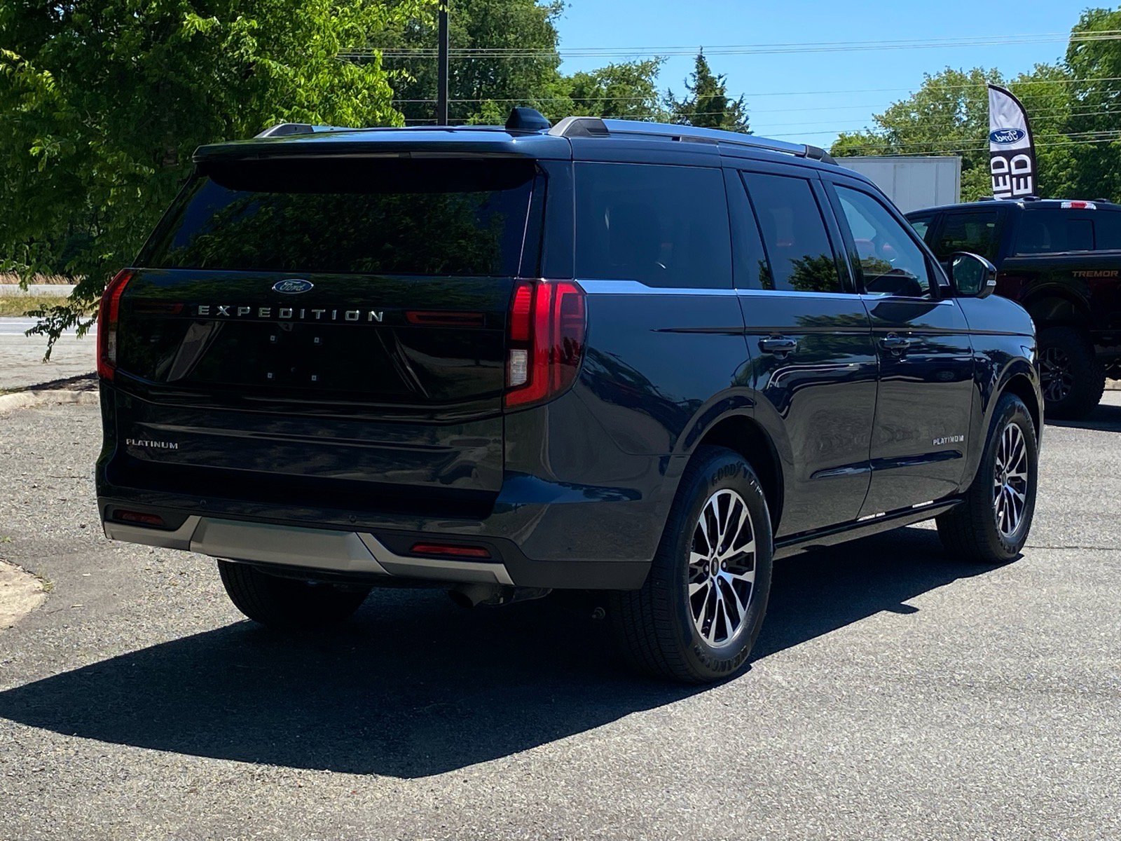 Certified 2025 Ford Expedition Platinum AWD/4WD image 4