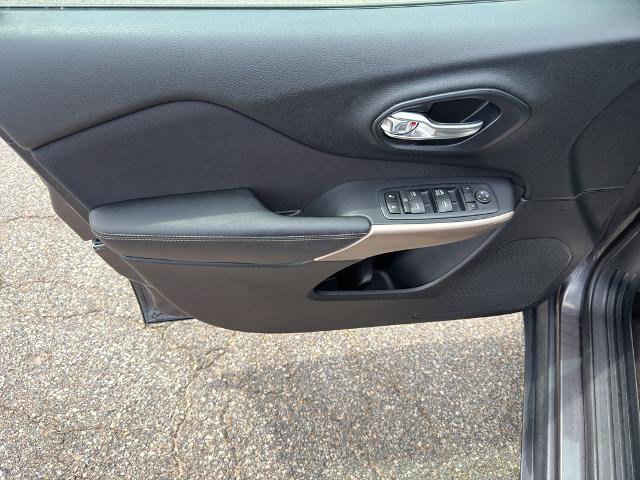 Used 2017 Jeep Cherokee Sport FWD image 9
