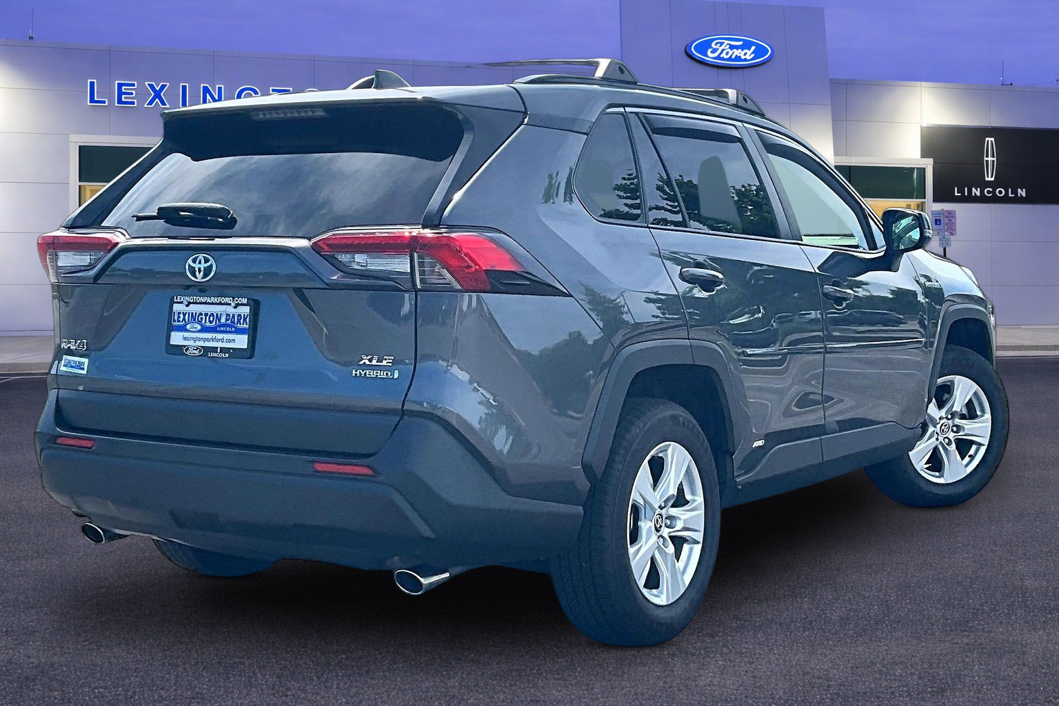 Used 2021 Toyota RAV4 XLE w/ Convenience Package AWD/4WD image 5
