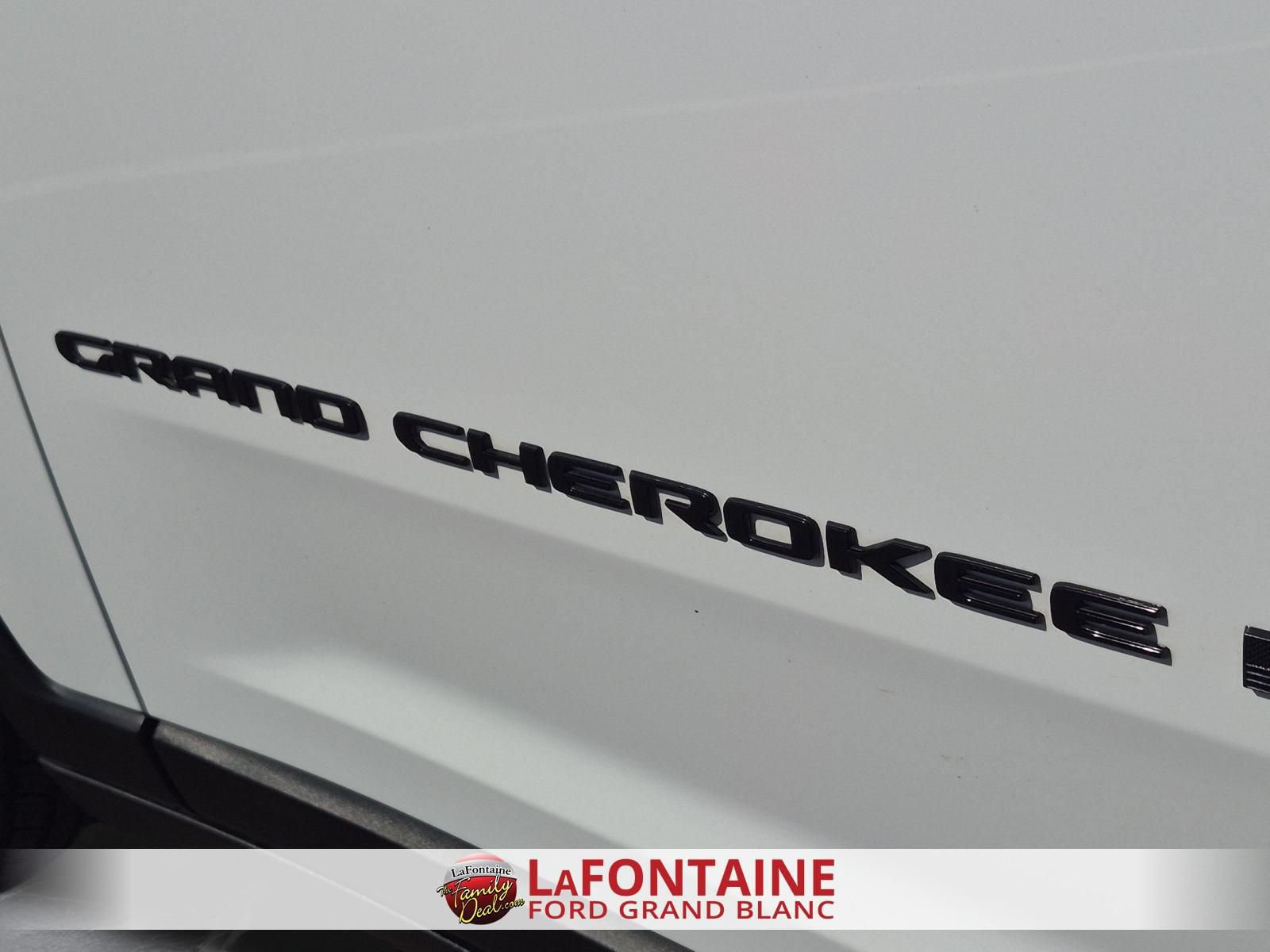 Used 2025 Jeep Grand Cherokee Altitude AWD/4WD image 10