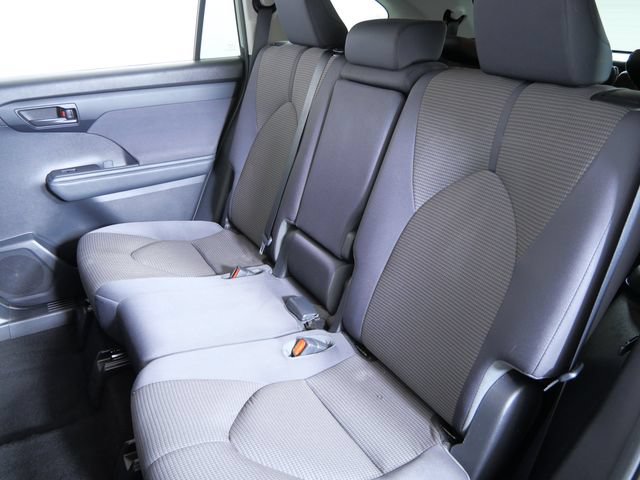 Used 2021 Toyota Highlander LE AWD/4WD image 17