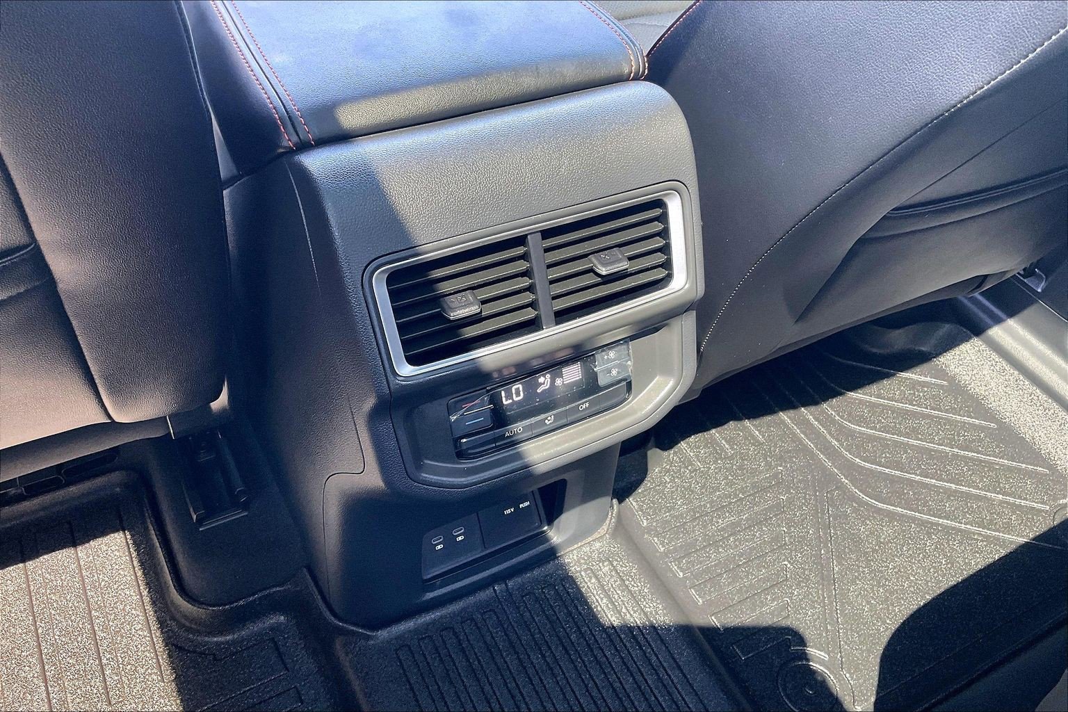 Used 2024 Volkswagen Atlas Peak Edition SEL AWD/4WD image 33