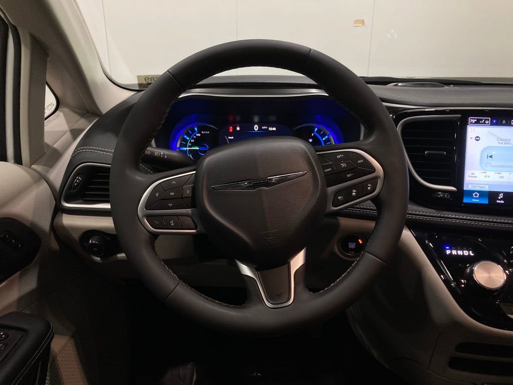 Used 2023 Chrysler Pacifica Touring-L image 17