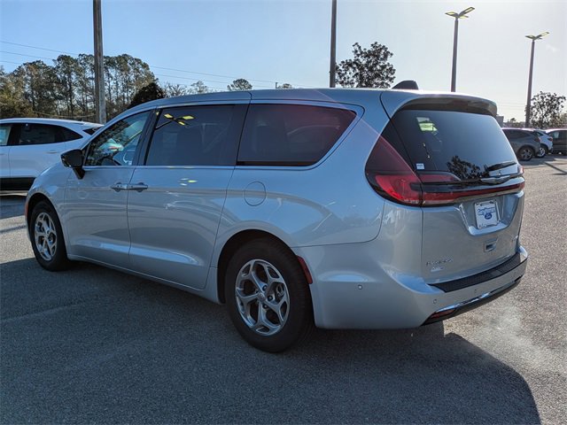 Used 2024 Chrysler Pacifica Limited image 3