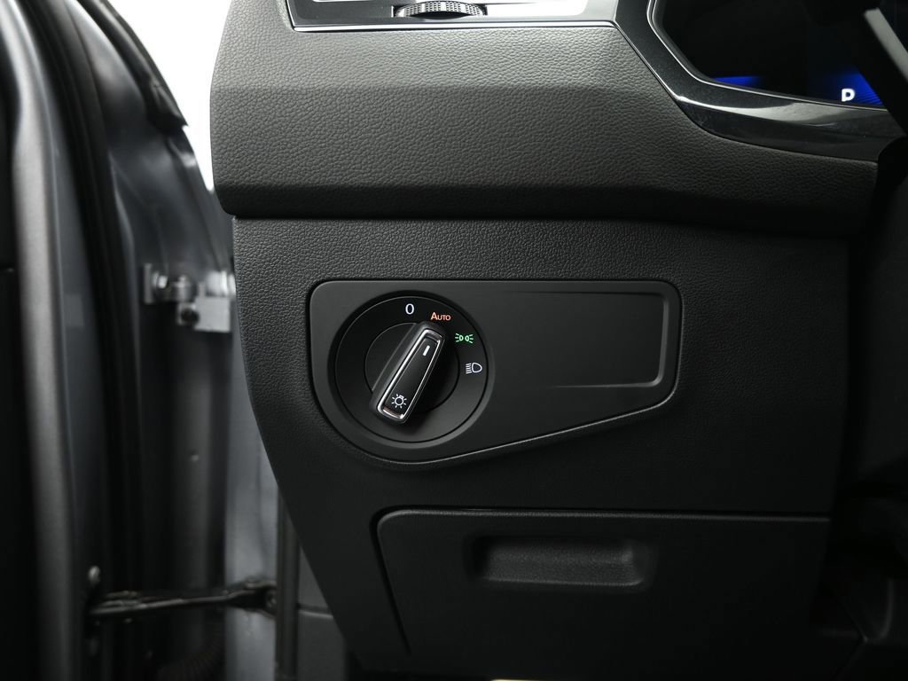 Used 2024 Volkswagen Tiguan SE R-Line image 37