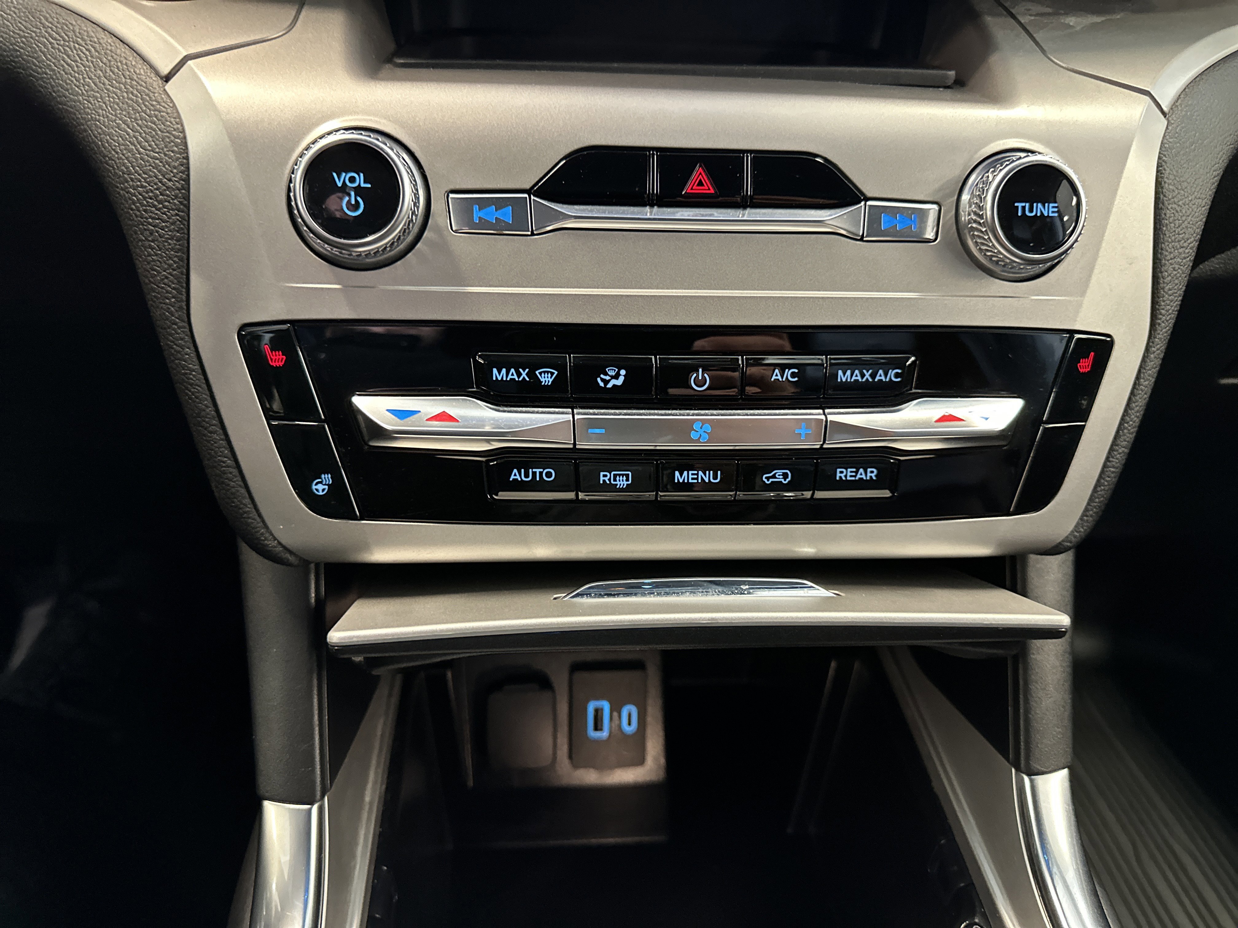 Certified 2022 Ford Explorer XLT w/ Equipment Group 202A image 33