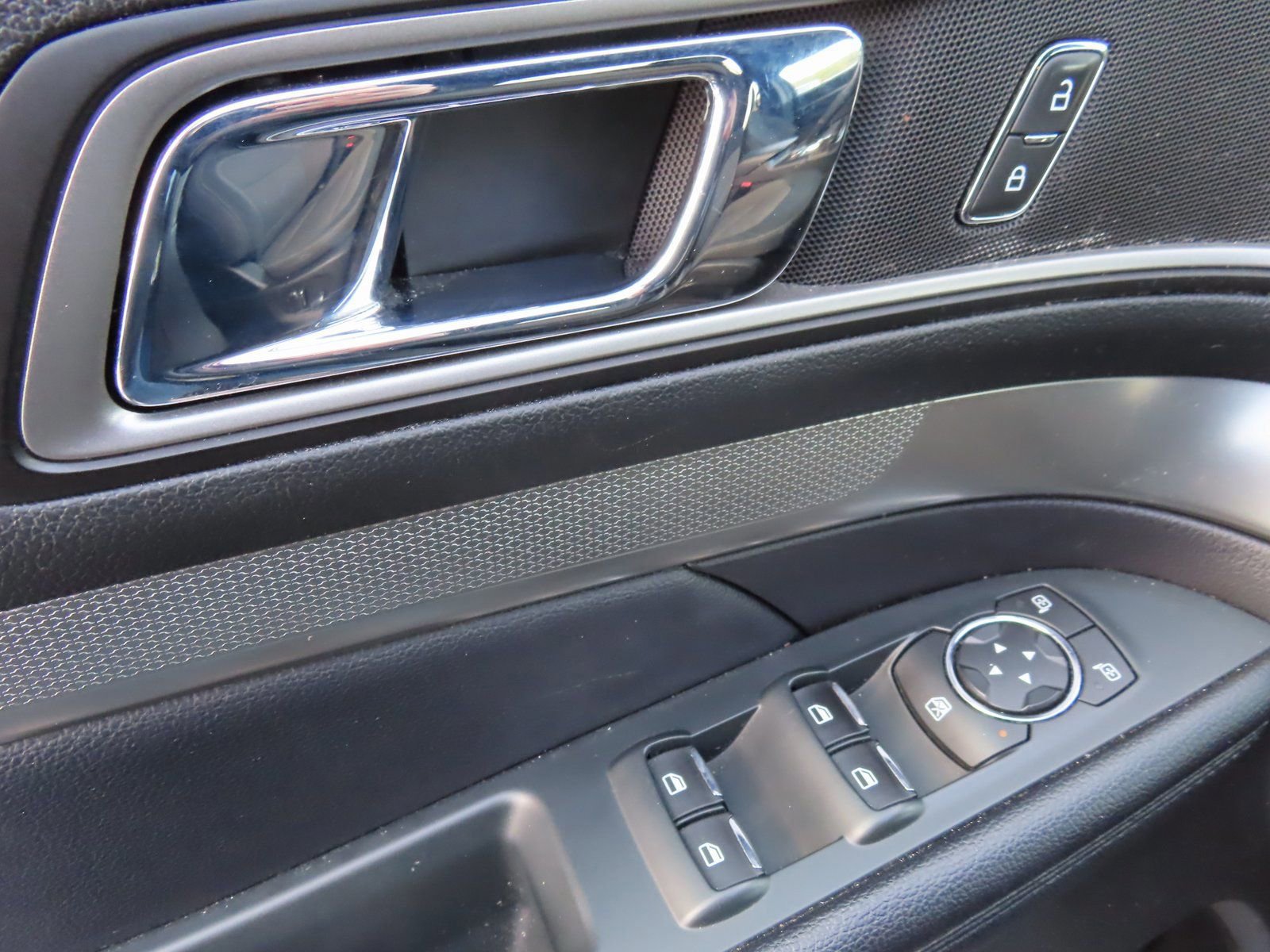 Certified 2018 Ford Explorer XLT w/ Equipment Group 201A image 11