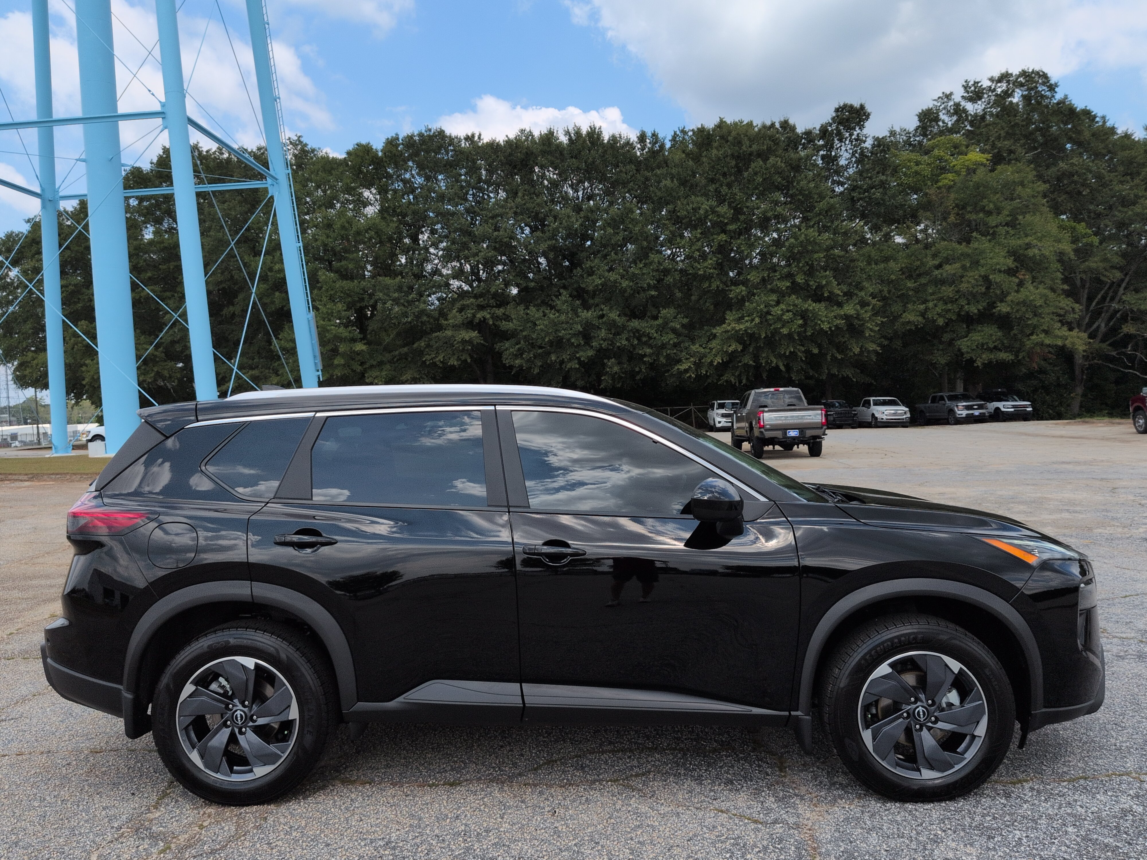Used 2025 Nissan Rogue SV w/ SV Premium Package FWD image 2
