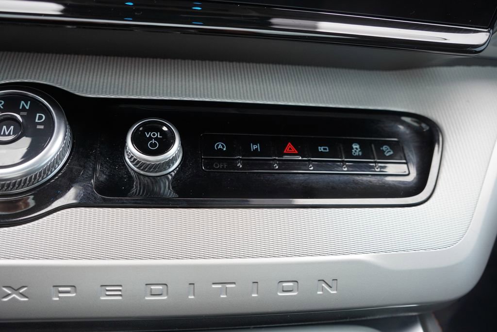 Certified 2025 Ford Expedition Active AWD/4WD image 35
