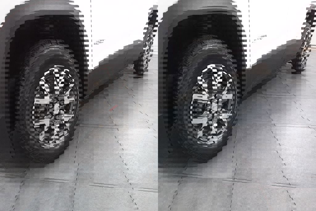 Used 2023 GMC Acadia SLE image 29