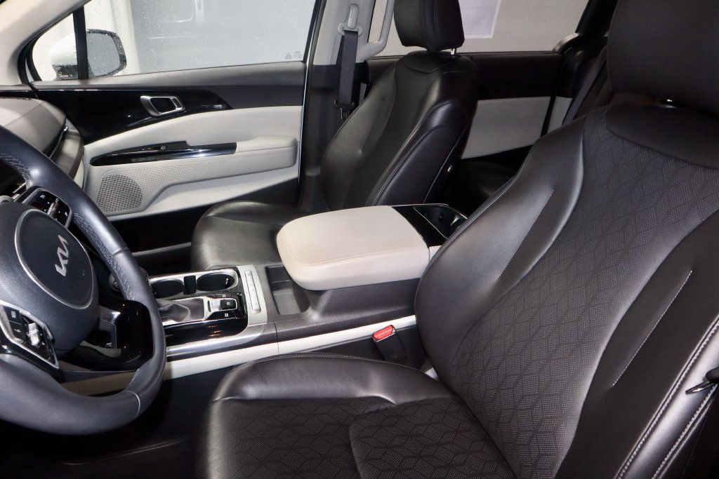 Used 2024 Kia Carnival EX FWD image 24