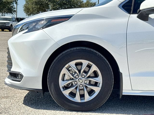 Used 2025 Toyota Sienna XLE AWD/4WD image 10