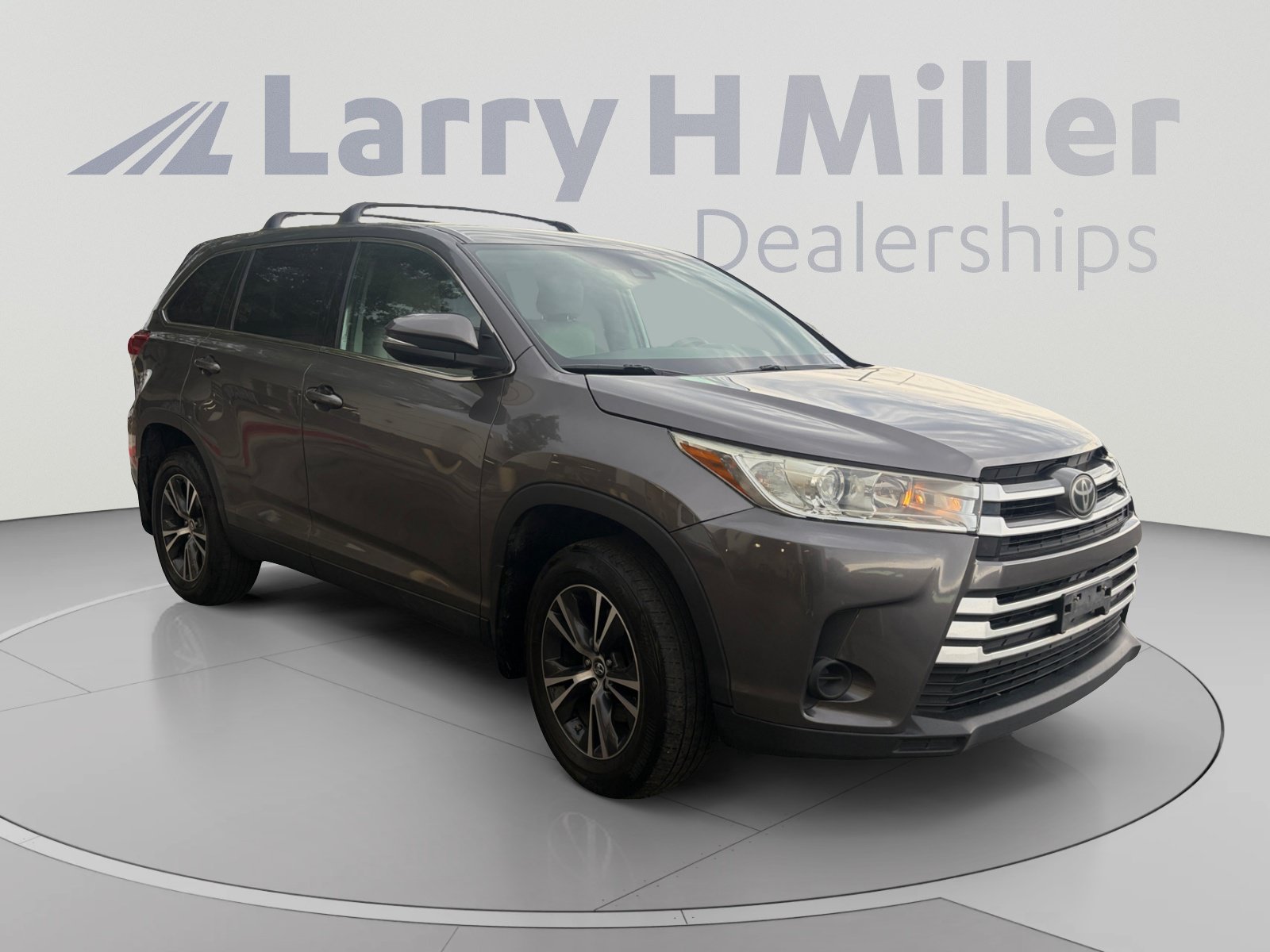 Used 2019 Toyota Highlander LE AWD/4WD image 7