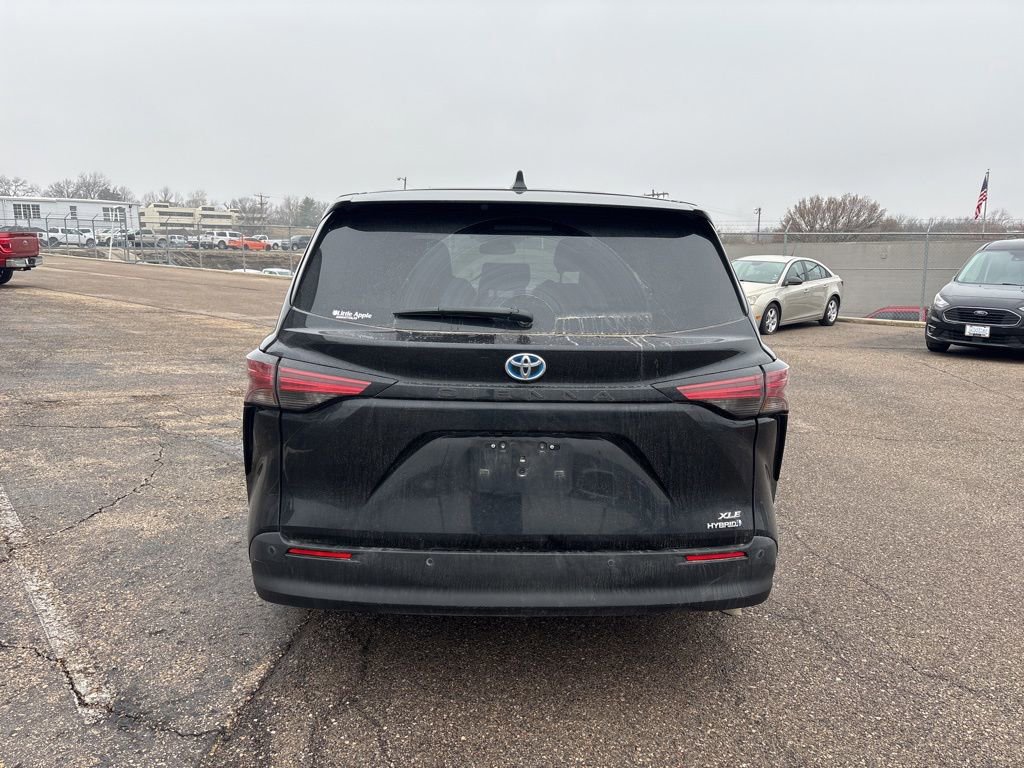 Used 2022 Toyota Sienna XLE image 3