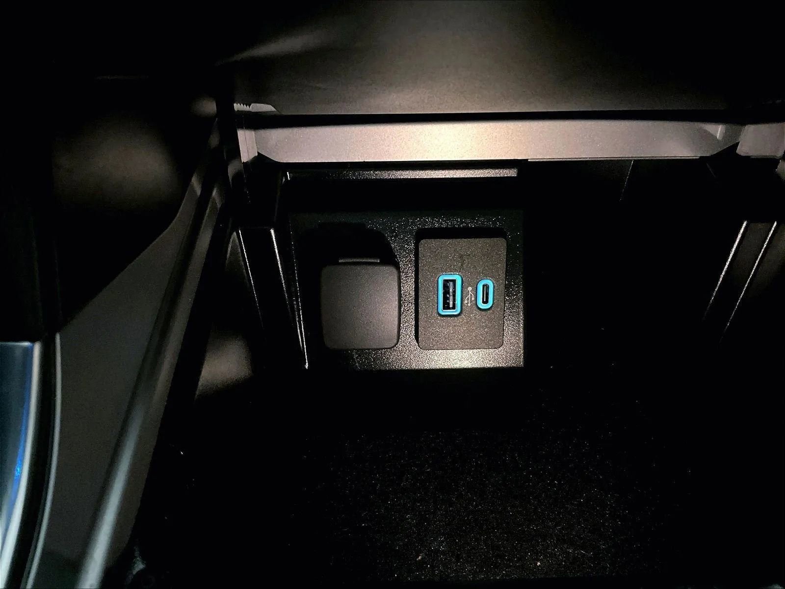 Certified 2024 Ford Explorer XLT w/ Equipment Group 202A image 32