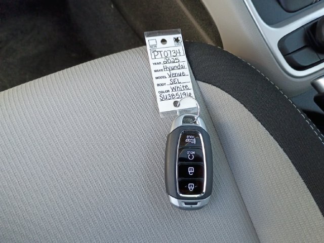 Used 2025 Hyundai Venue SEL FWD image 28