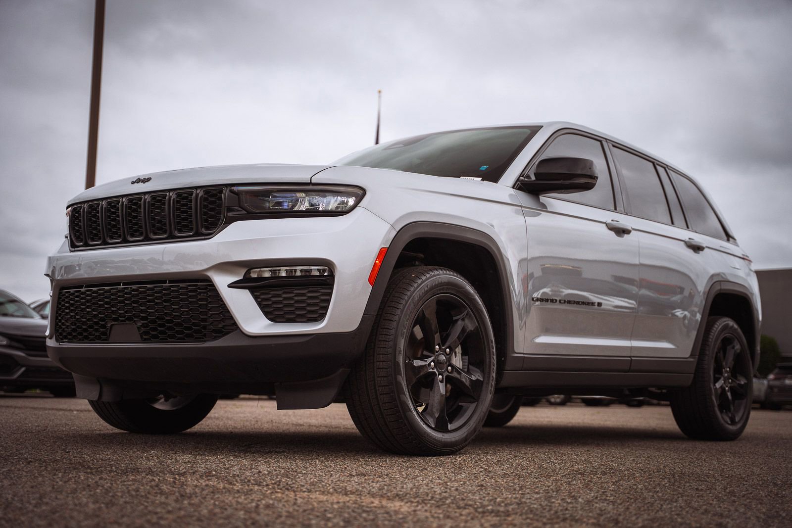 Used 2023 Jeep Grand Cherokee Limited w/ Black Appearance Package AWD/4WD image 4