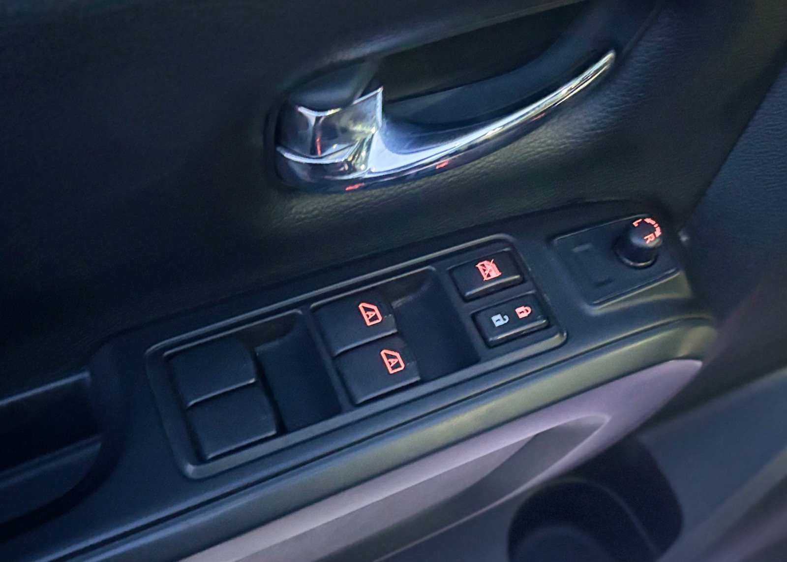 Used 2019 Nissan Titan SV w/ SV Convenience Package image 24