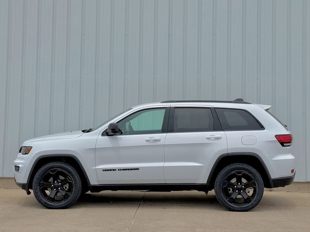 Used 2020 Jeep Grand Cherokee Laredo AWD/4WD image 3