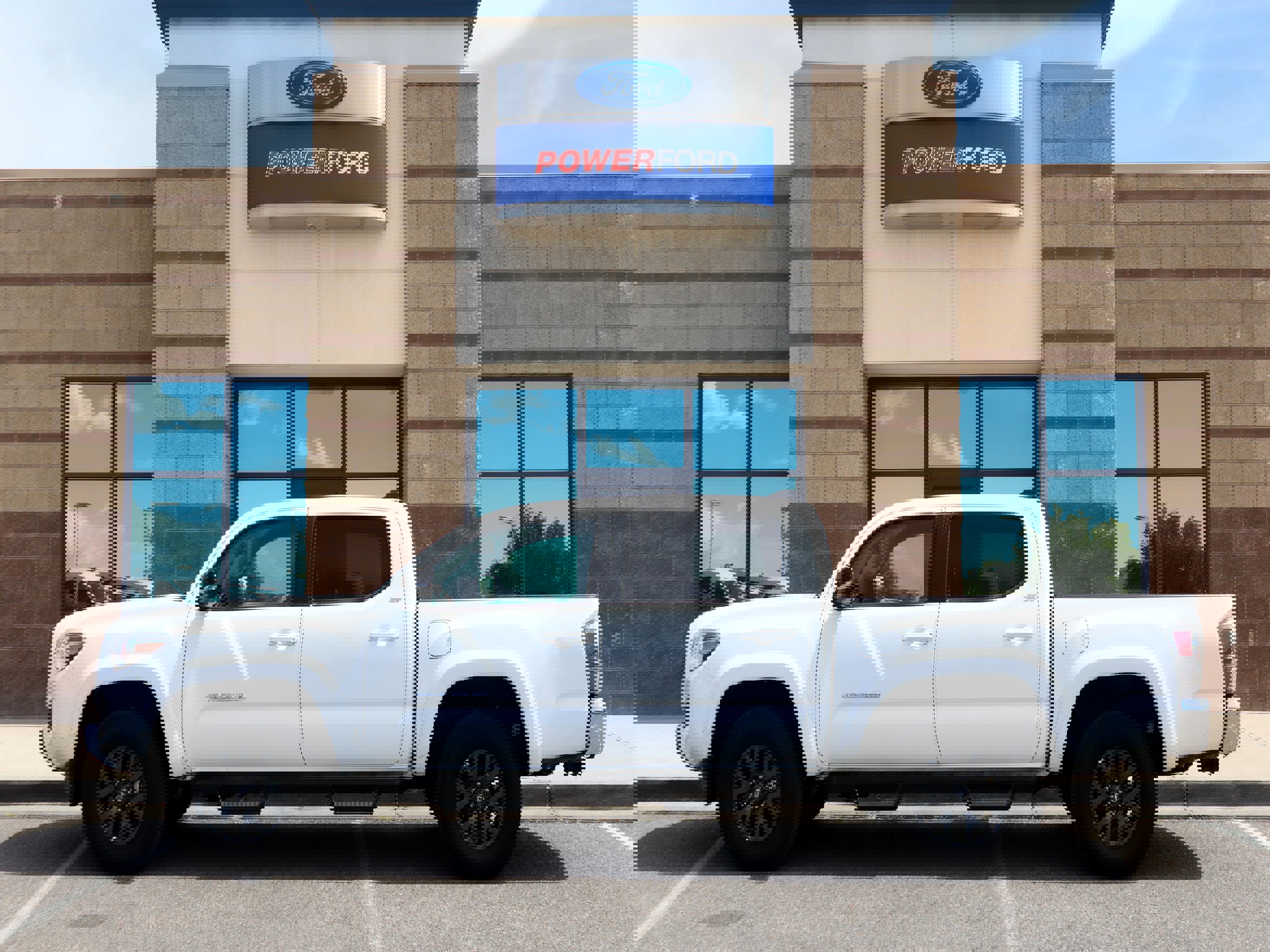 Used 2023 Toyota Tacoma SR5 RWD image 2
