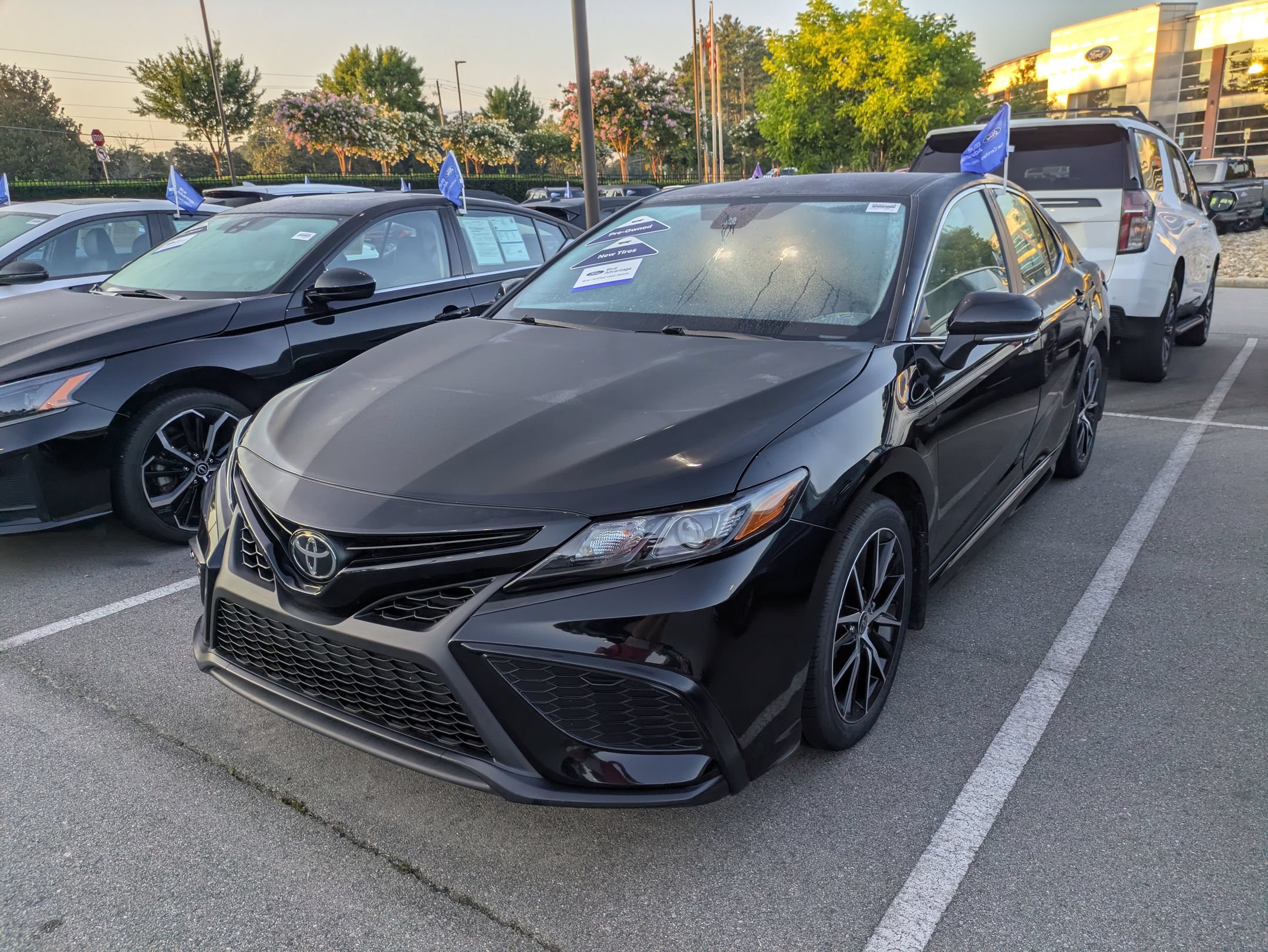 Used 2024 Toyota Camry SE FWD image 3