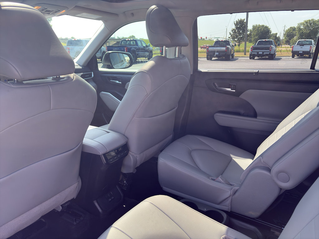 Used 2024 Toyota Highlander XLE FWD image 13