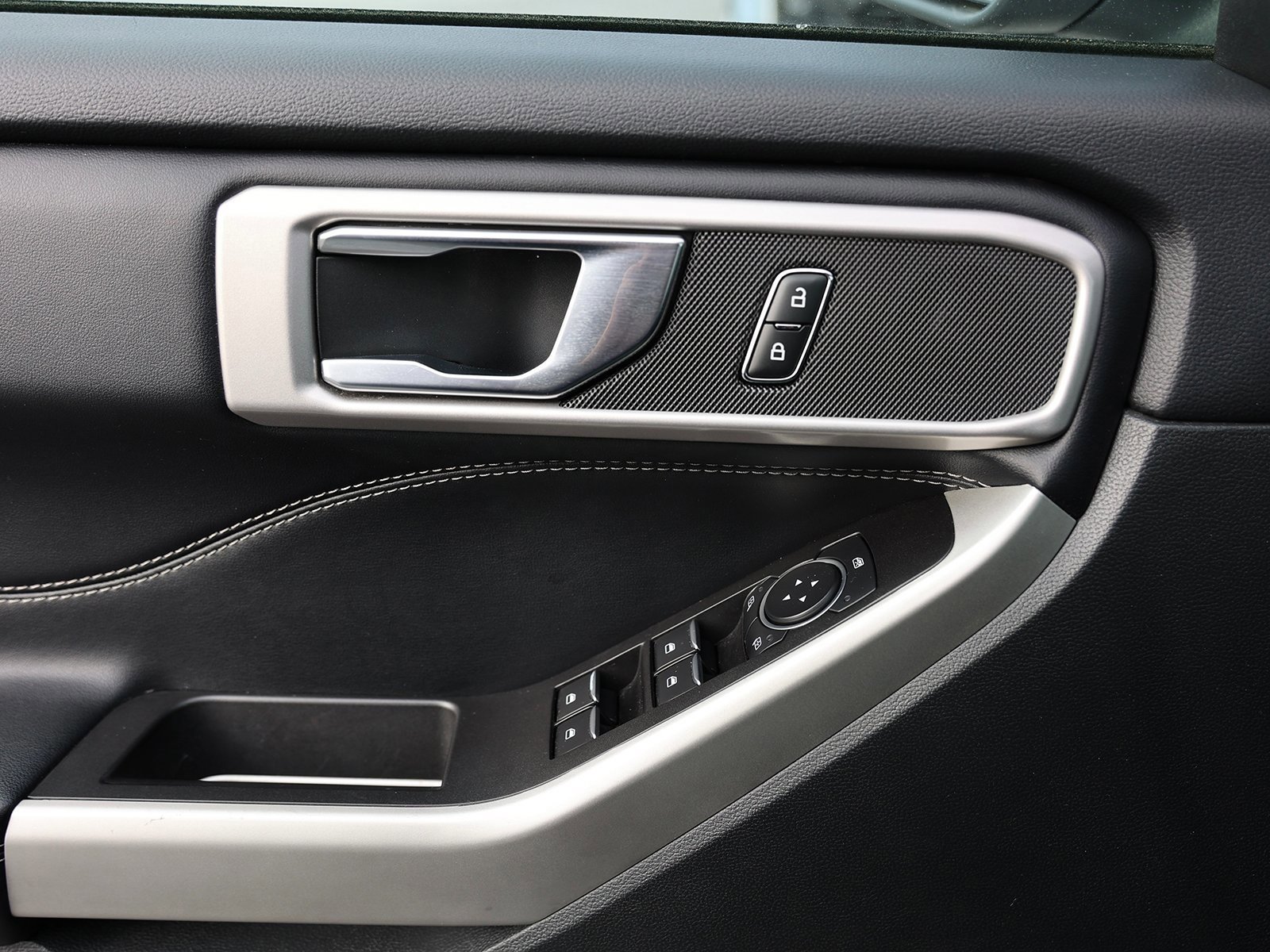 Certified 2022 Ford Explorer XLT w/ Equipment Group 202A image 39