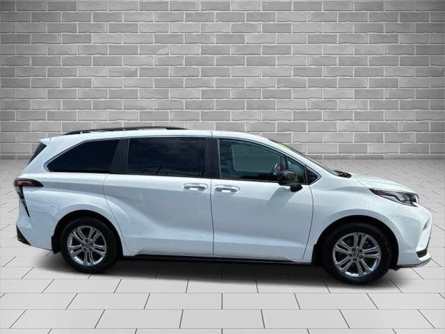 Used 2023 Toyota Sienna XSE w/ XSE Plus Package AWD/4WD image 2