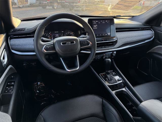 Used 2025 Jeep Compass Latitude image 17