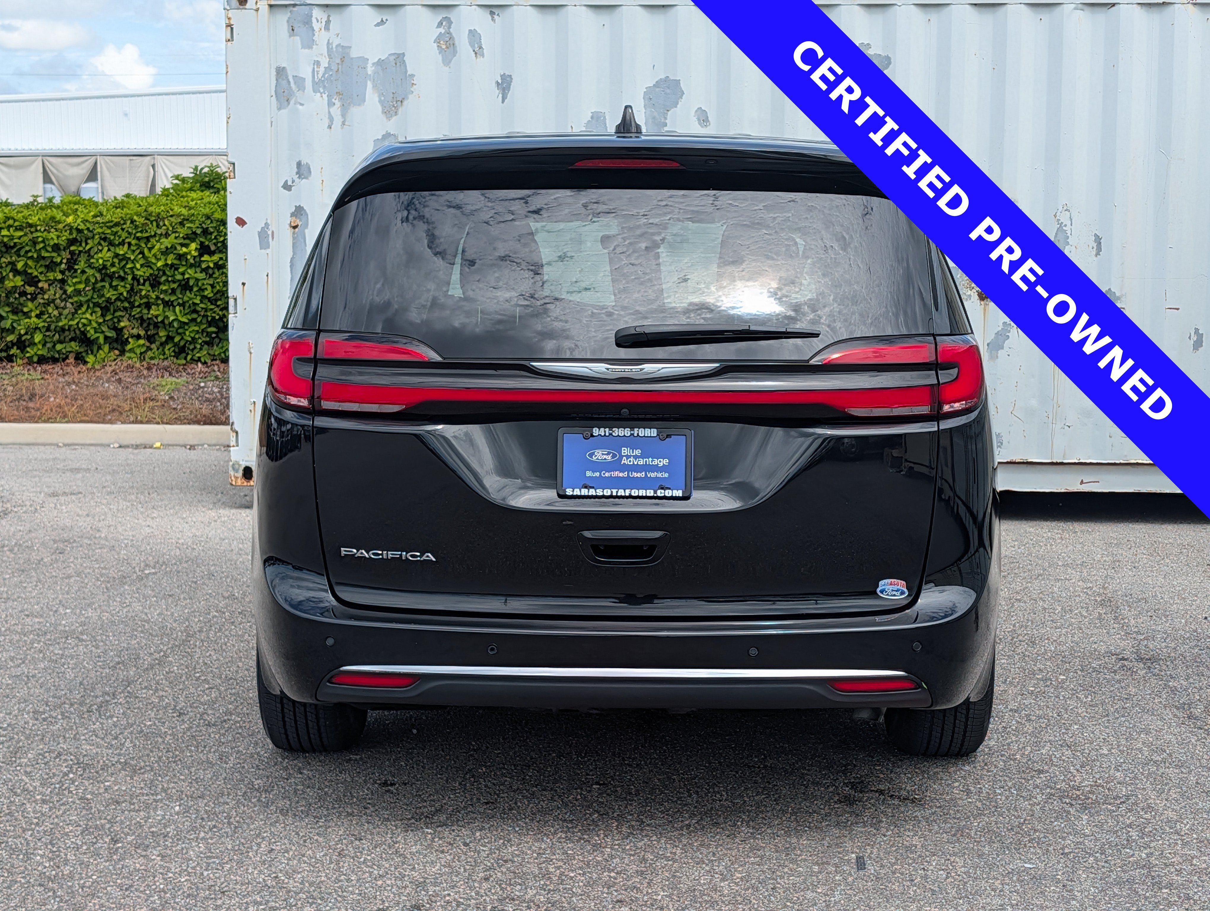 Used 2023 Chrysler Pacifica Touring-L FWD image 6
