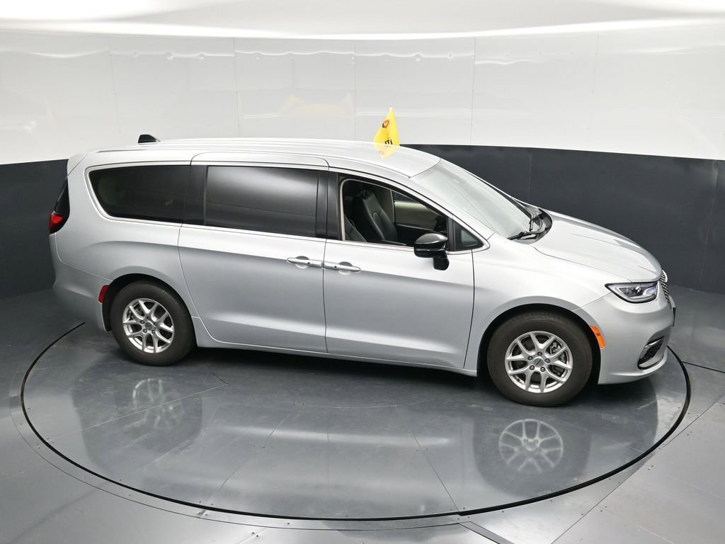 Used 2024 Chrysler Pacifica Touring-L FWD image 49