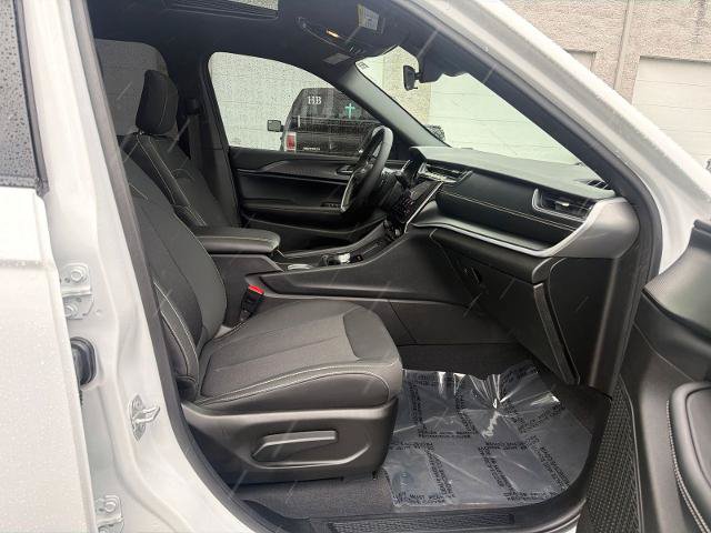 Used 2025 Jeep Grand Cherokee L Laredo AWD/4WD image 27