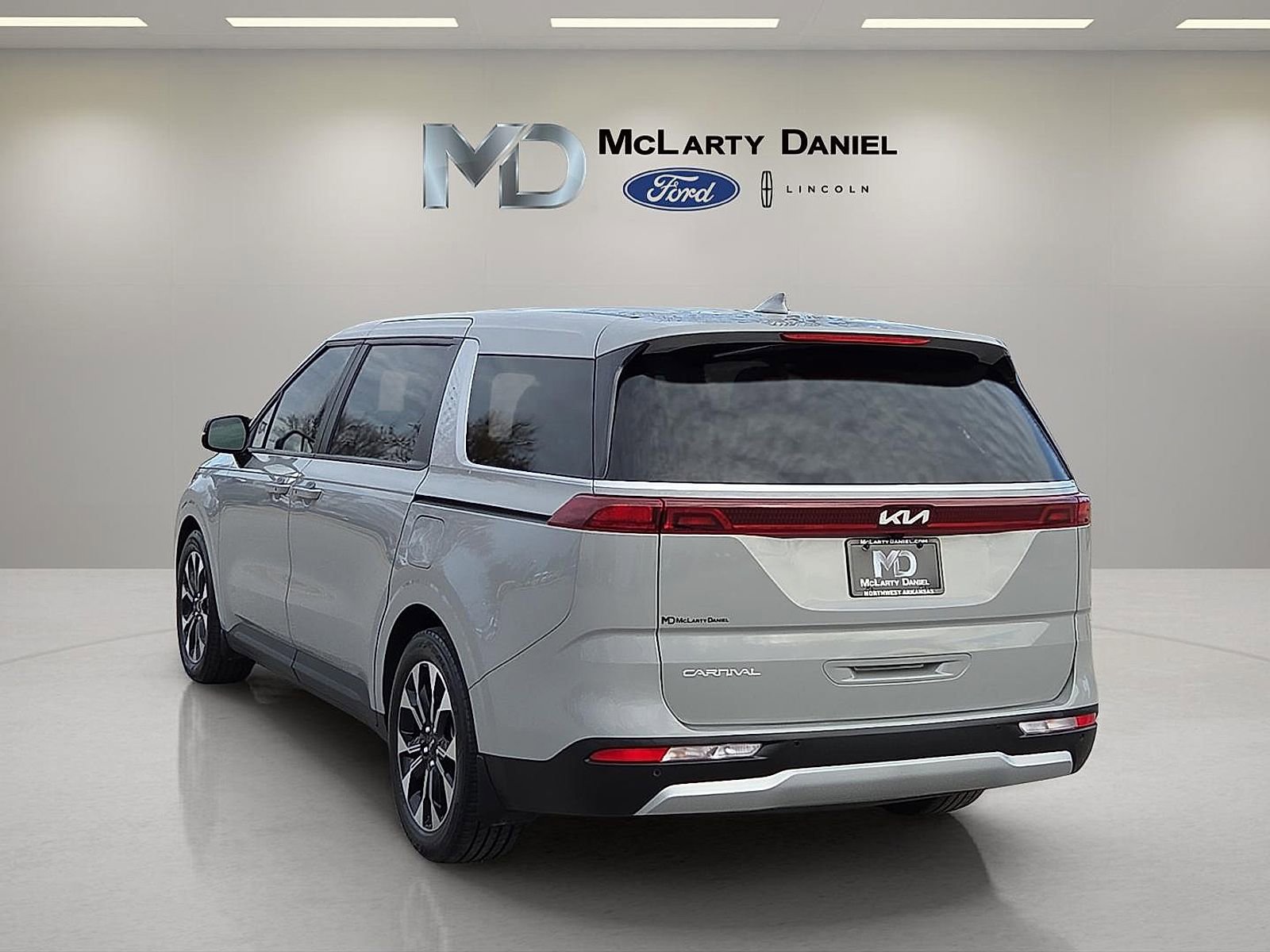 Used 2023 Kia Carnival EX image 4