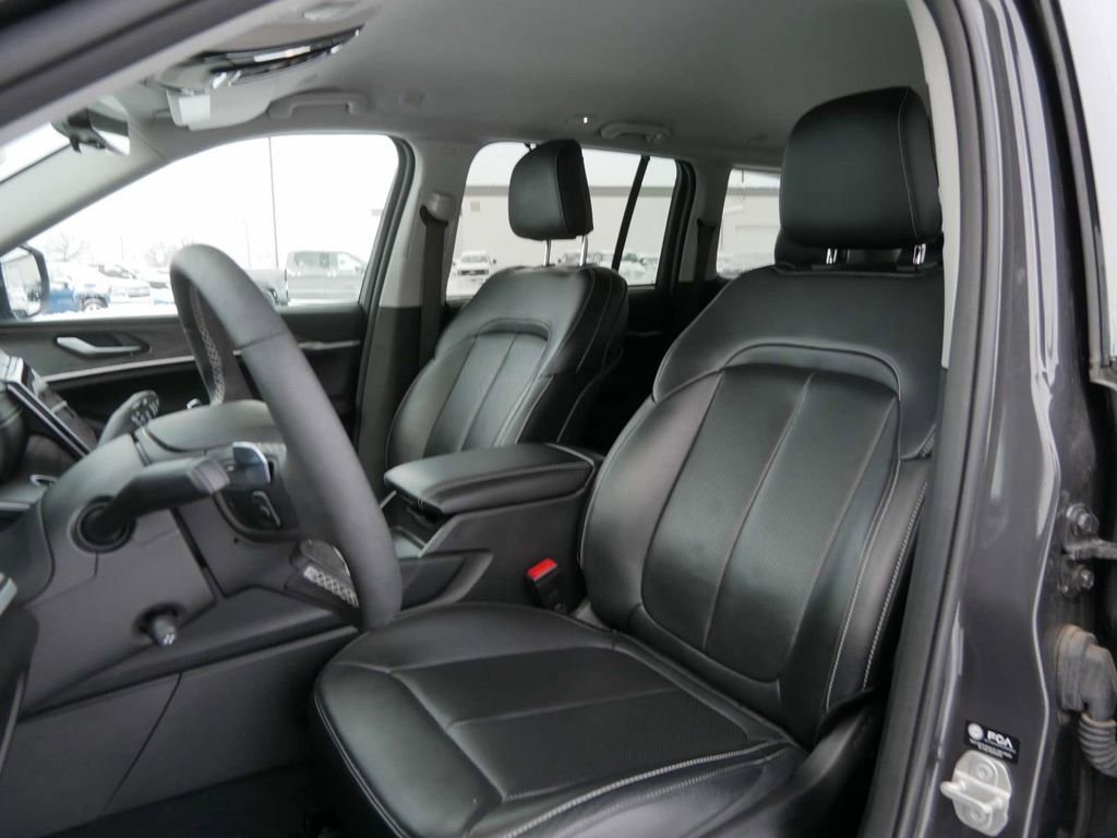 Used 2024 Jeep Grand Cherokee Limited w/ Luxury Tech Group II image 10