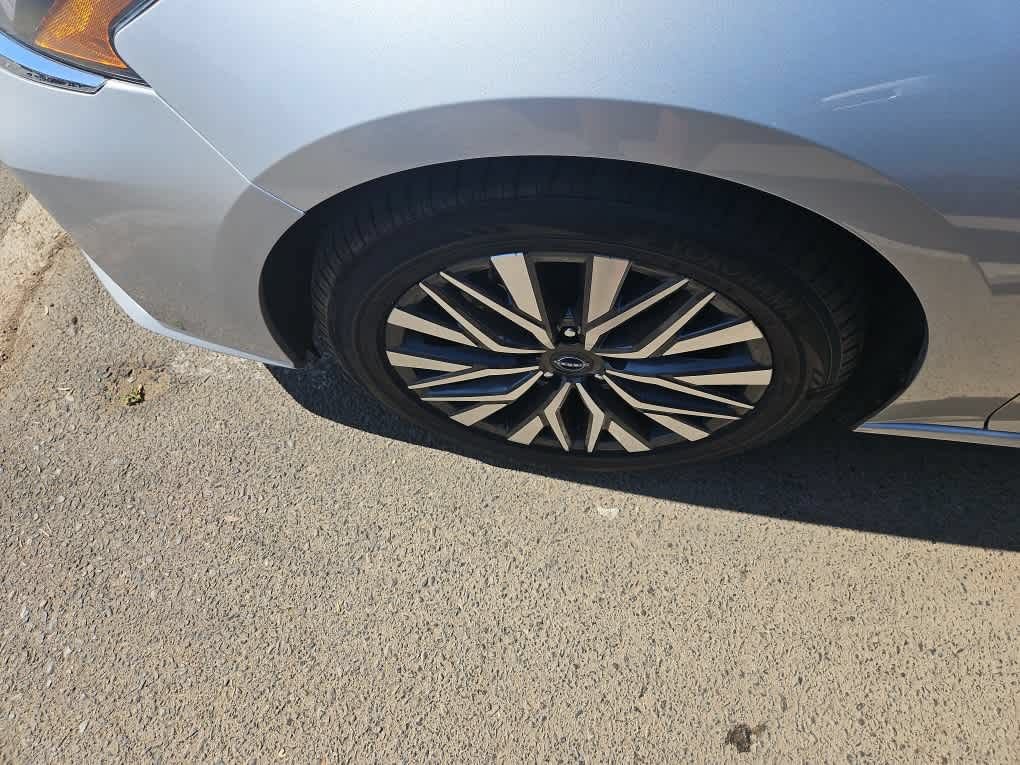 Used 2023 Nissan Altima 2.5 SV w/ SV Premium Package FWD image 3