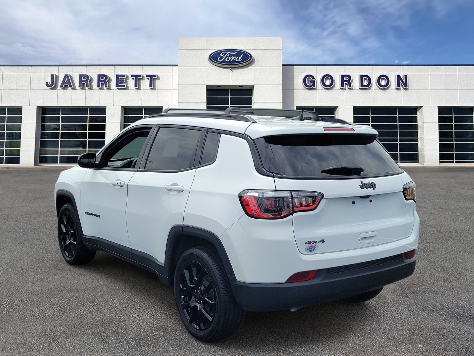Used 2025 Jeep Compass Latitude w/ Altitude Special Edition AWD/4WD image 3