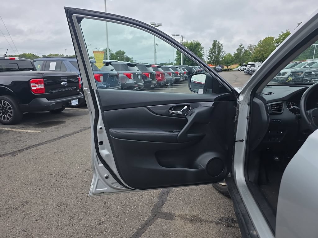 Used 2018 Nissan Rogue SV AWD/4WD image 20