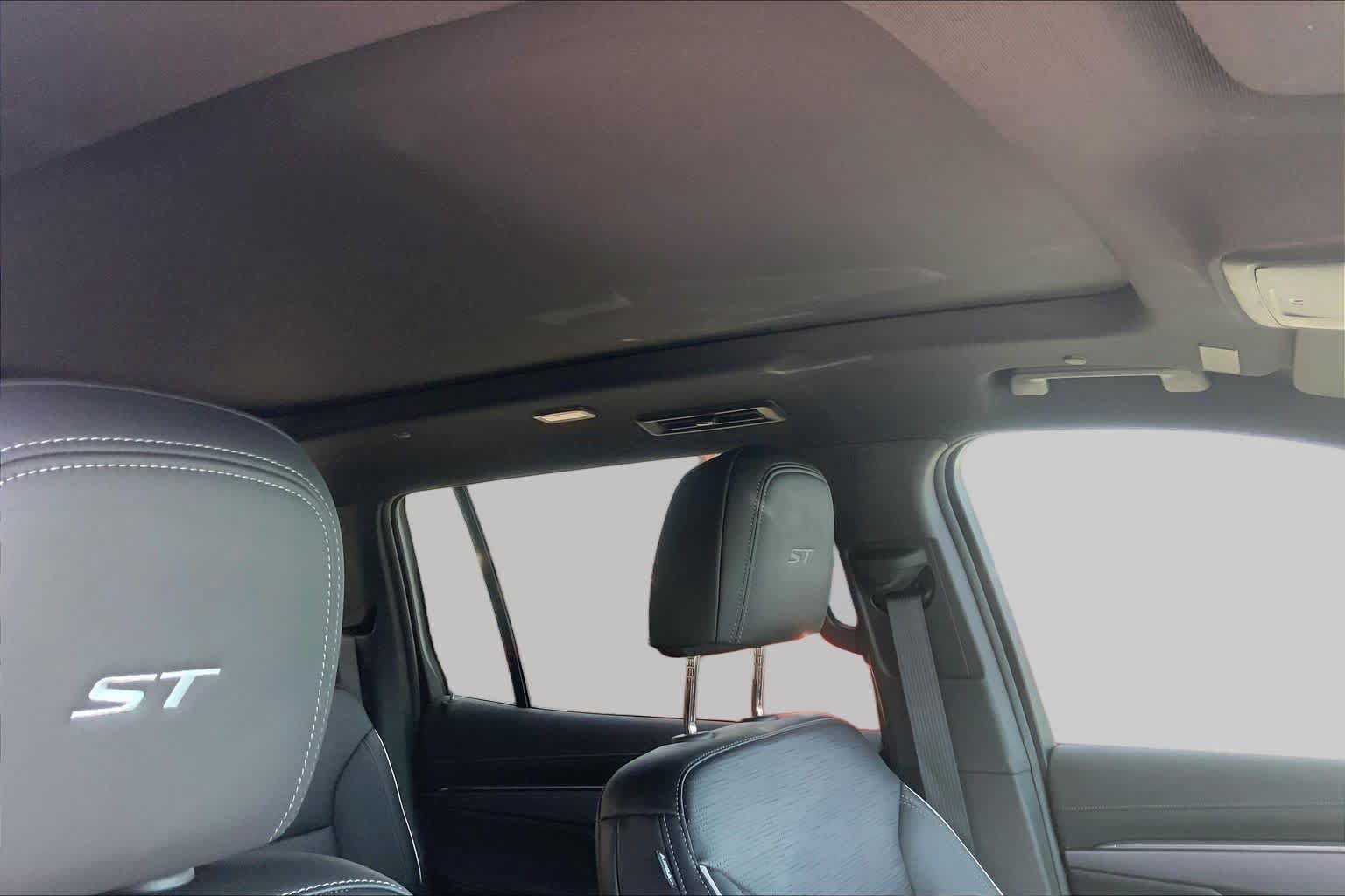 Used 2025 Buick Enclave Sport Touring w/ Power Package FWD image 13