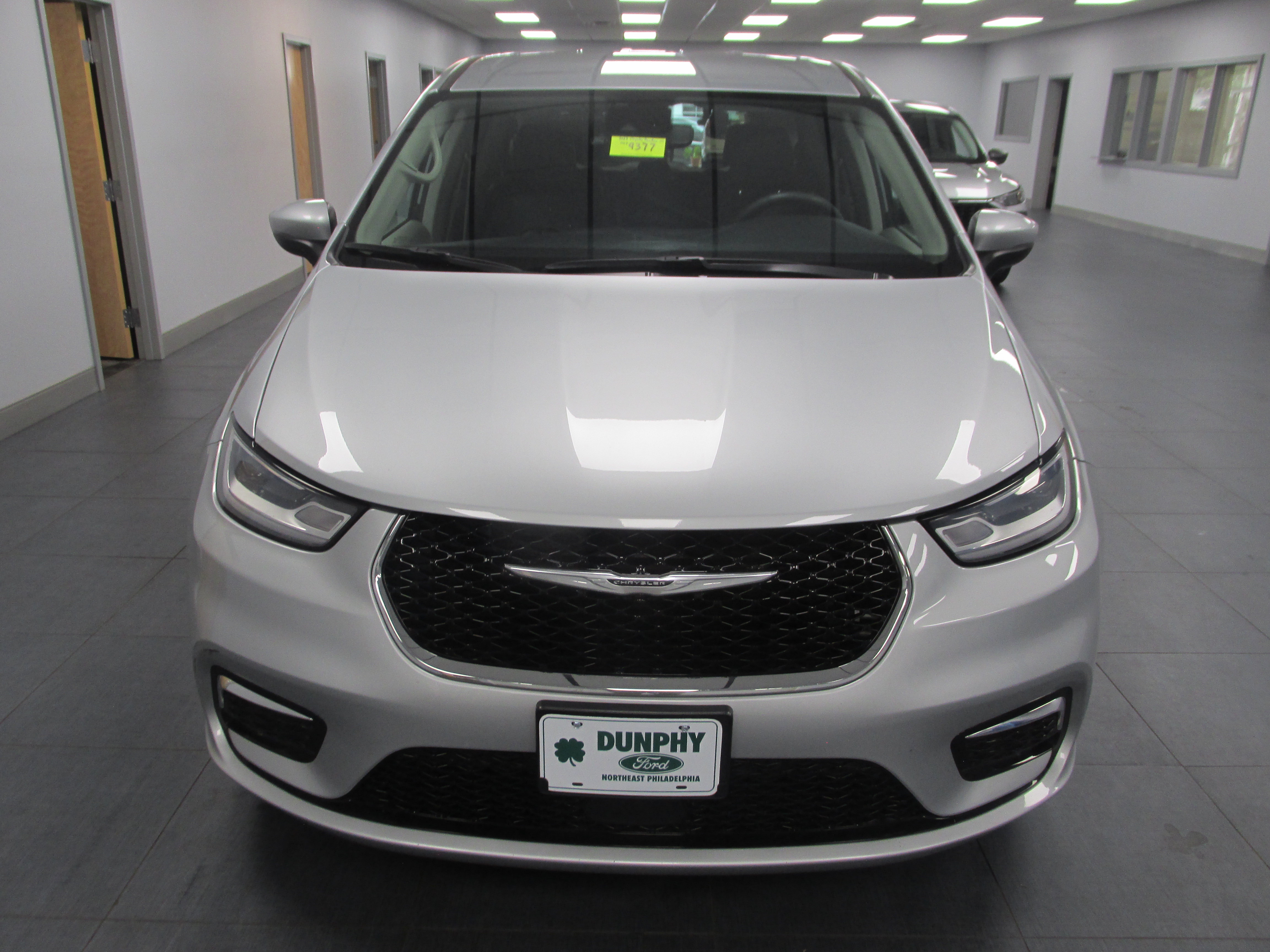 Used 2023 Chrysler Pacifica Touring-L FWD image 2