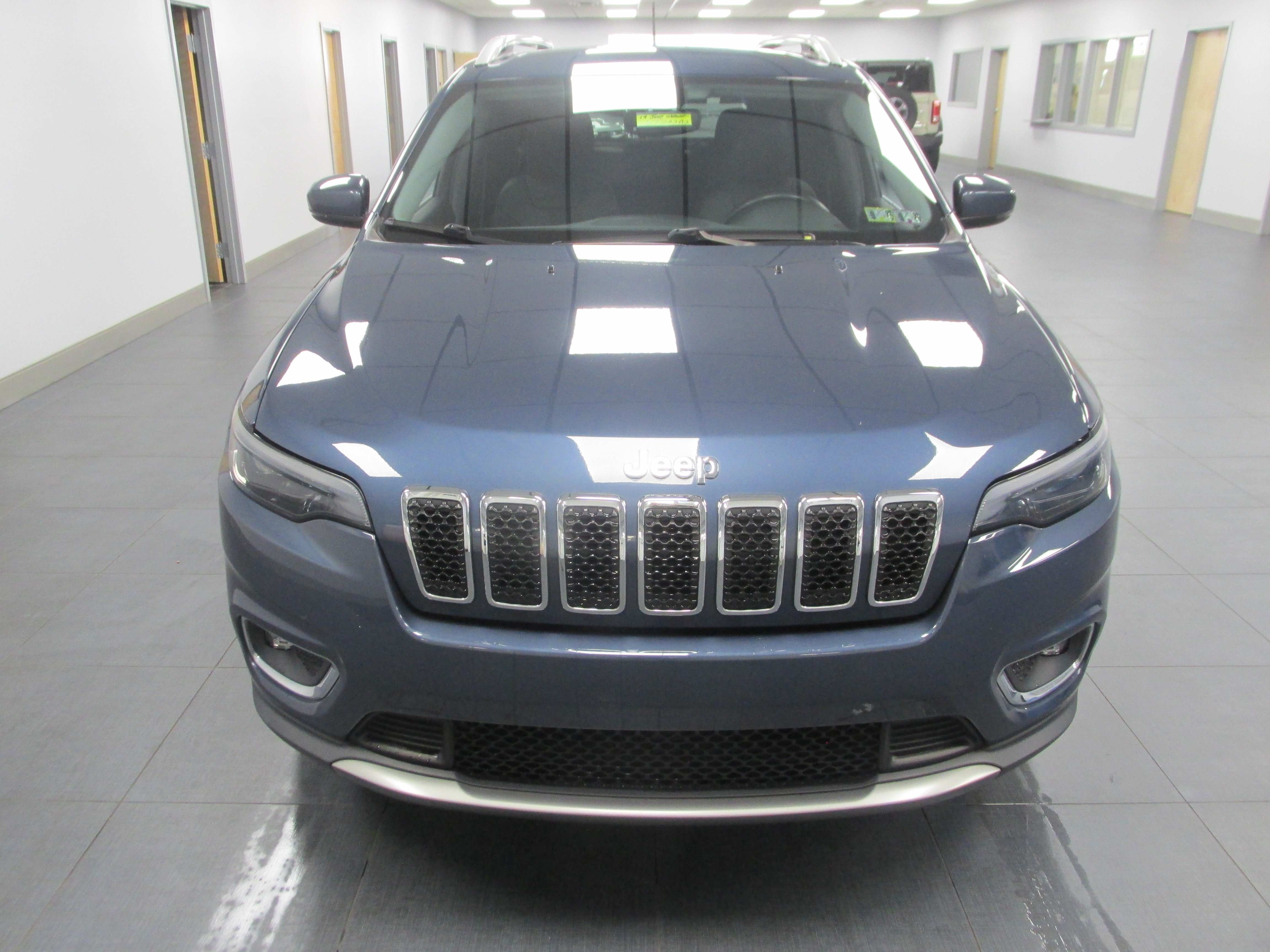 Used 2019 Jeep Cherokee Limited AWD/4WD image 2