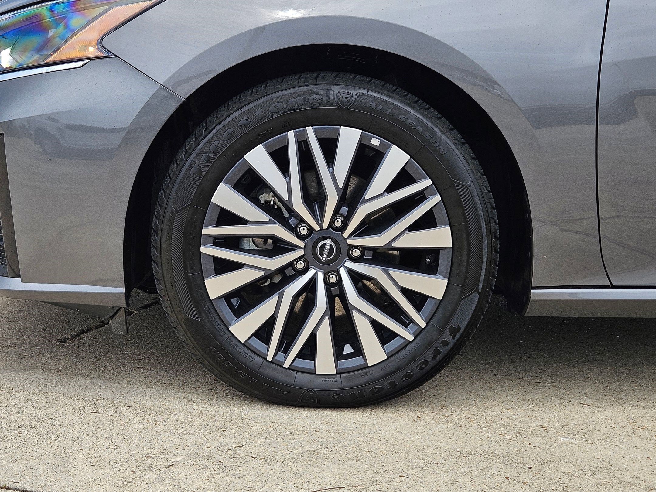 Used 2025 Nissan Altima 2.5 SV FWD image 13