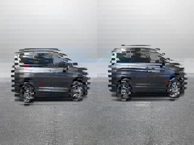 Used 2023 Chrysler Pacifica Touring-L image 2