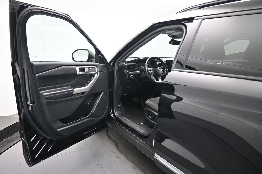 Certified 2023 Ford Explorer XLT RWD image 8